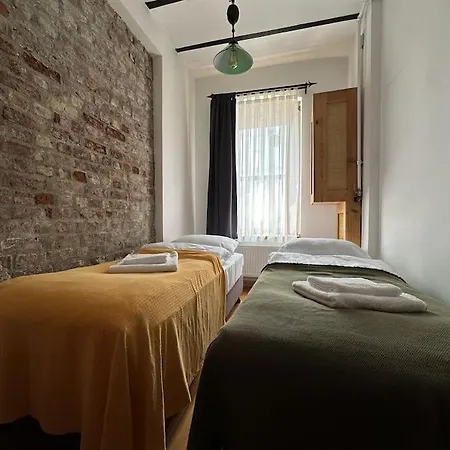 Apartamento 2br, 2ba, Ground Flr Of Historical Building, Galata Estambul