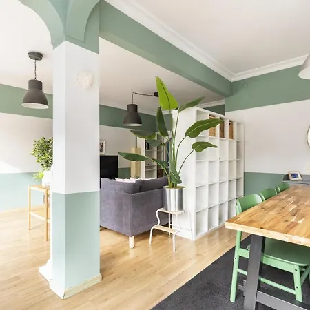 Apartment Sleek Flat W Balcony 8 Min To Coast On Bagdat Ave