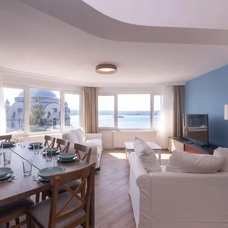Contemporary Waterfront With A Stunning View 이스탄불