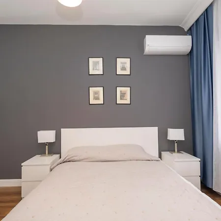 Trendy Waterfront With A Striking View Apartament