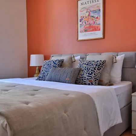 Apartment Cozy Renovated 3br Near Taksim- Santur D10
