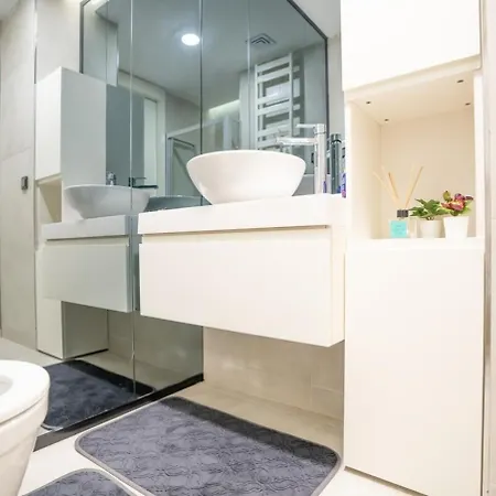 Apartment Stylish 1-bedroom Apt- Experience City's Pulse *