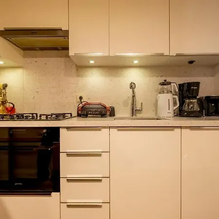 Spacious Apartment, 1-min To Taksim Square *