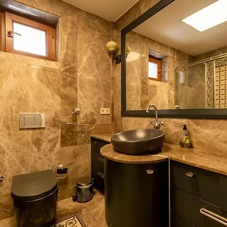 Apartment Spacious Apartment, 1-min To Taksim Square *