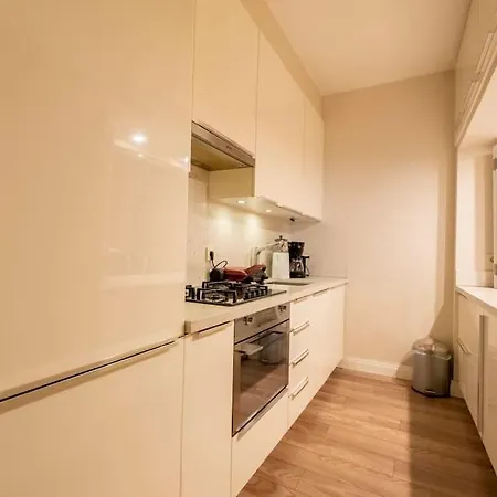 Spacious Apartment, 1-min To Taksim Square