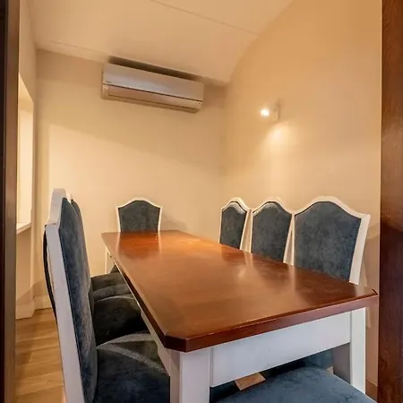 Spacious Apartment, 1-min To Taksim Square *
