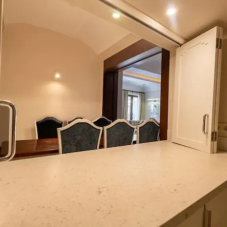 Apartment Spacious Apartment, 1-min To Taksim Square