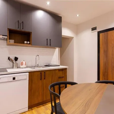 Apartment Bright Charming Modern 3bd2bath Balcony! #367 *