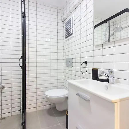 Fully Renovated 2br Flat In Prime Location At Moda 아파트 *
