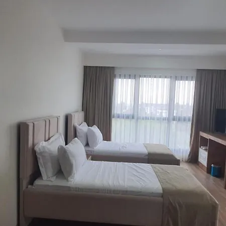 Petra Port Hotel *