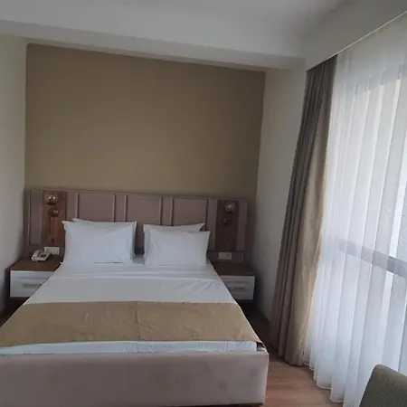 Petra Port Hotel *