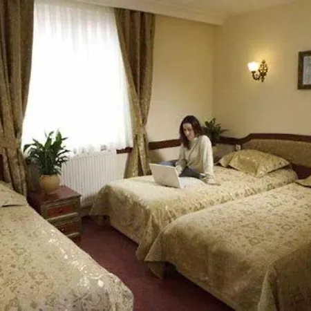 Adora Cafe & Restaurant Hotel 3*
