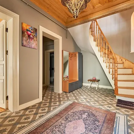 Nostalgic & Comfortable Historical Home! 빌라 *