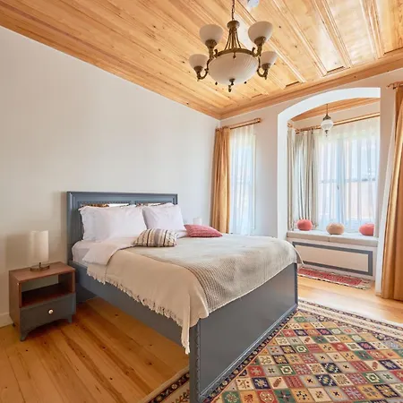 Nostalgic & Comfortable Historical Home! 빌라