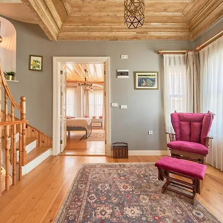 Nostalgic & Comfortable Historical Home! 빌라