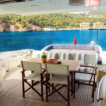 Bateau-hôtel Samtek *