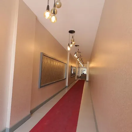 Luxury Designed Comfortable 2 & 1 Living Free Parking Garaj Apartament *