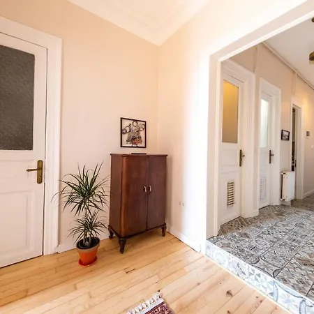 Apartamento Elegant, Spacious, Quiet 3br Near Historic Center Estambul