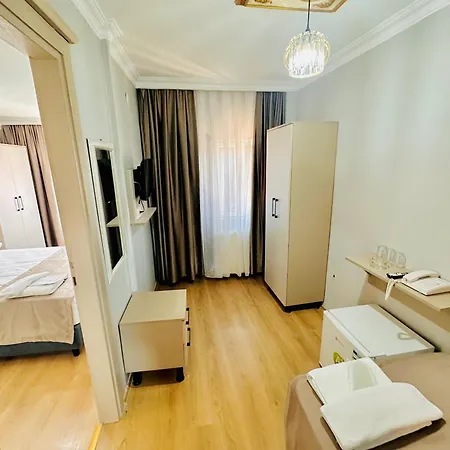 Crowned Exclusive Hotel 2*