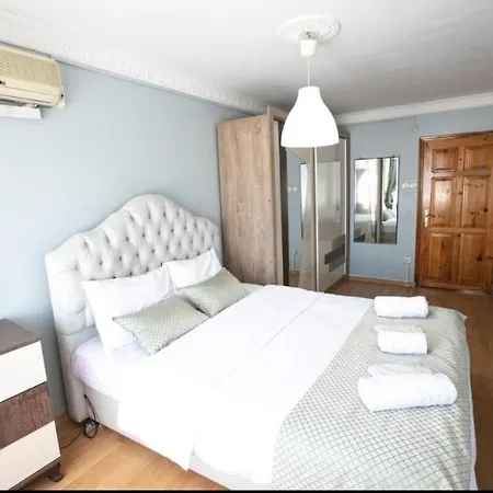 2br - 1lr Seaview Family Flat 10 Min Walk To Center Istambul
