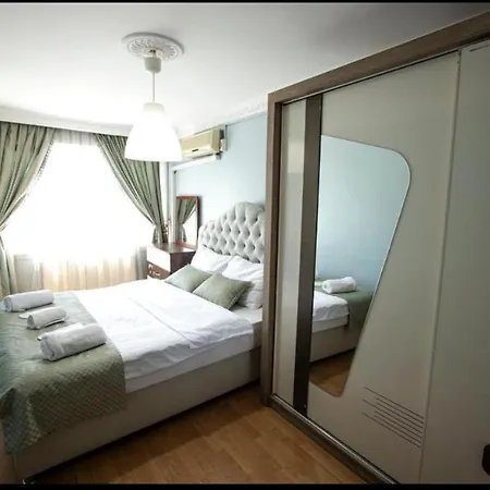 2br - 1lr Seaview Family Flat 10 Min Walk To Center Appartement Istambul
