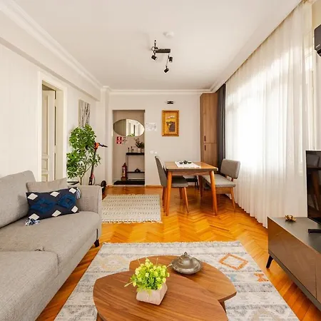 Charming Bagdat Avenue Hideaway, Near Marina *