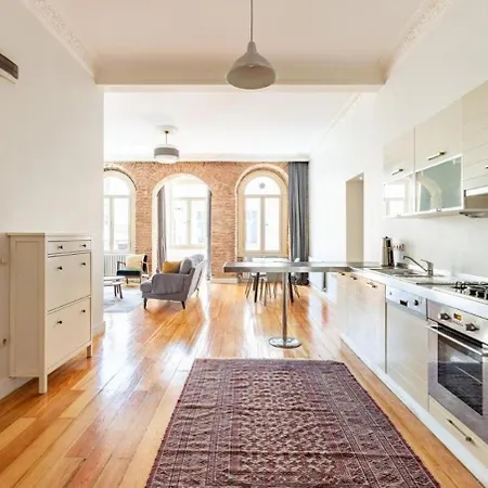 Warm Rustic Charming 2bd Galata Wpatio Gem! #320 아파트 *