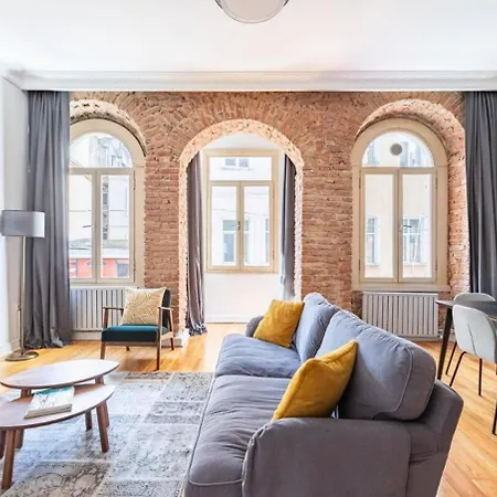 Warm Rustic Charming 2bd Galata Wpatio Gem! #320 아파트 이스탄불