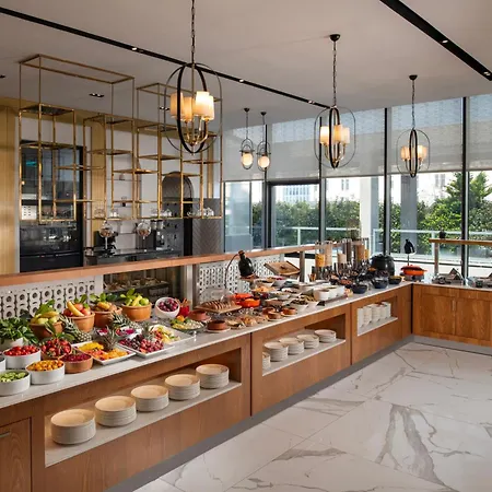מלון Movenpick Living West
