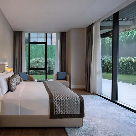 מלון Movenpick Living West