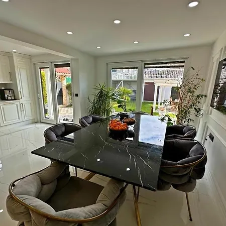 6-room With Private Pool And Garden Villa