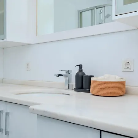 Bosphorus View Gem - 3 Large Bedrooms - 2 Baths & Balcony In Prime Location * Estambul