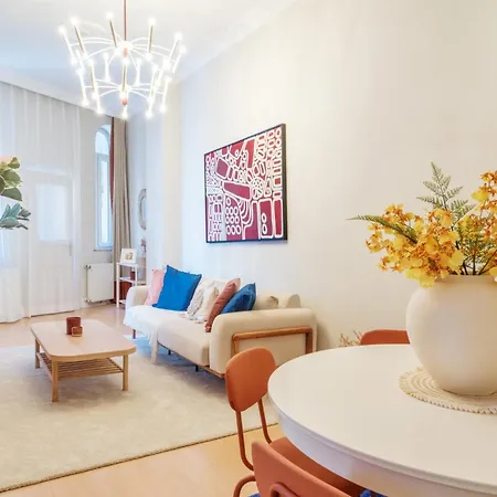 Chic Modern Flat W Balcony 5 Min To Taksim 伊斯坦布尔