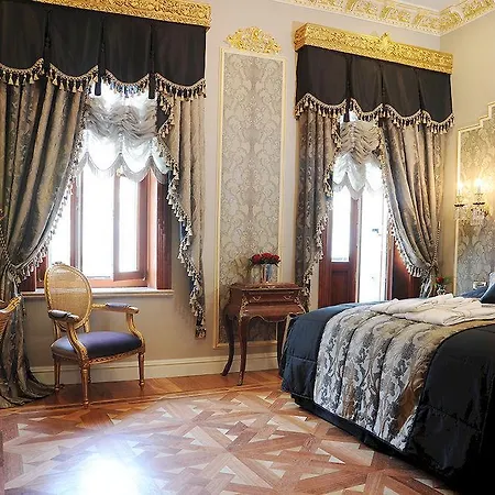 Maroon Bosphorus 5* Istanbul