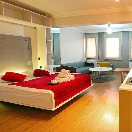 Fullhouse Aparthotel