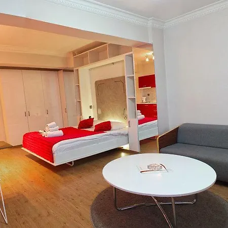 Fullhouse Aparthotel