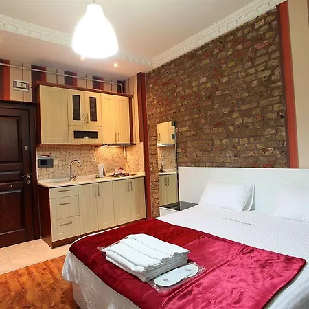 Fullhouse Aparthotel