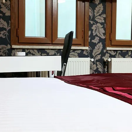 Fullhouse Aparthotel 3*