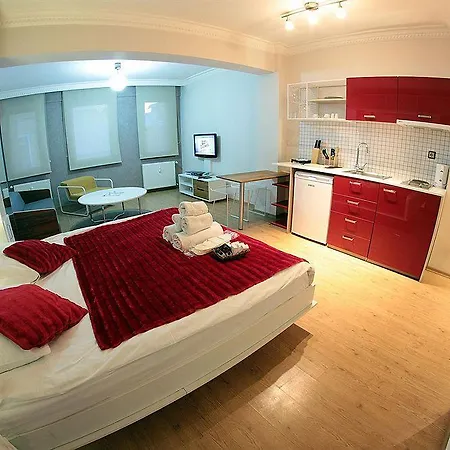Fullhouse Aparthotel