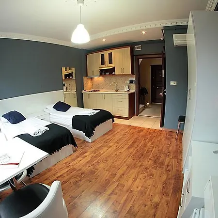 Fullhouse Aparthotel