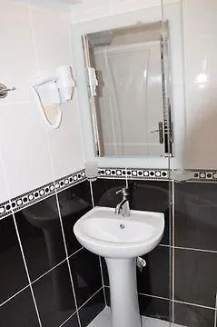 Huxley And Aparts Old City Hotel 3*