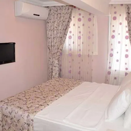 Huxley And Aparts Old City Hotel 3*