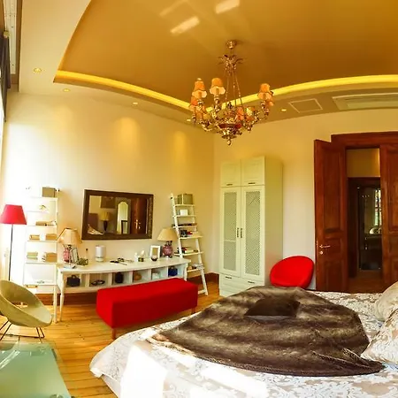 Apartment Maroon *