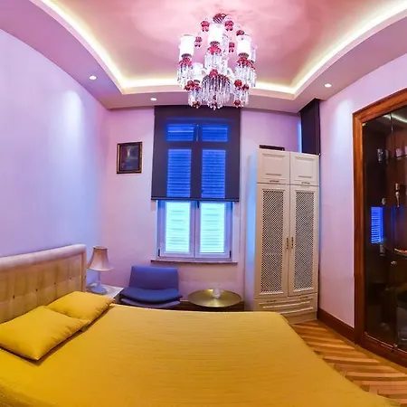 Maroon * Istanbul