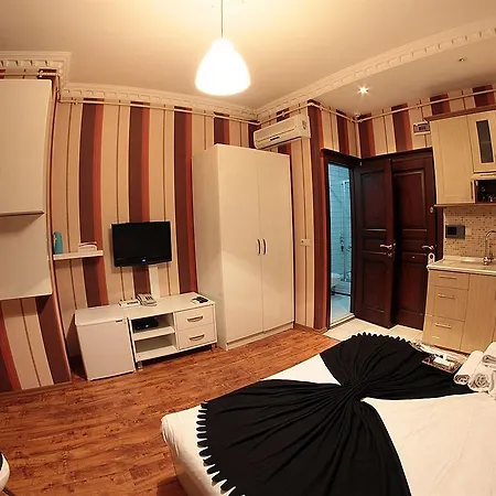 Fullhouse Aparthotel 3*