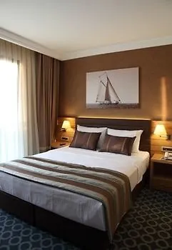 Tuzla Town 3*