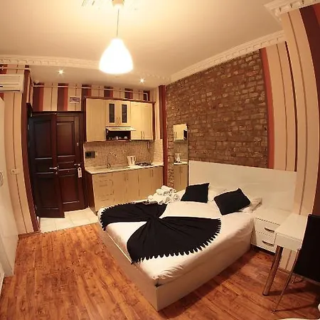 Fullhouse Aparthotel 3*