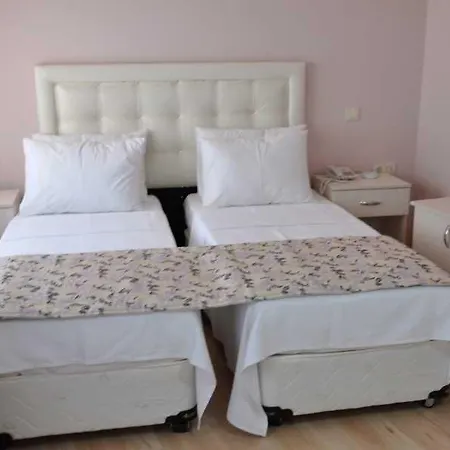 Hotel Huxley And Aparts Old City 3*
