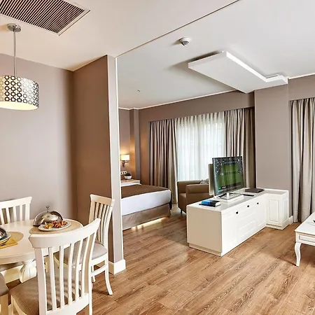 ريناتا البوتيكي شيشلي 4*