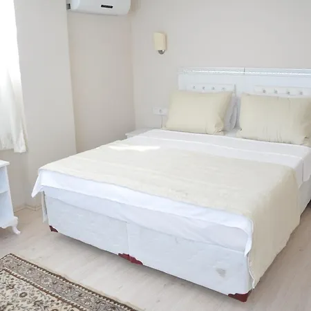 Hotel Huxley And Aparts Old City 3*